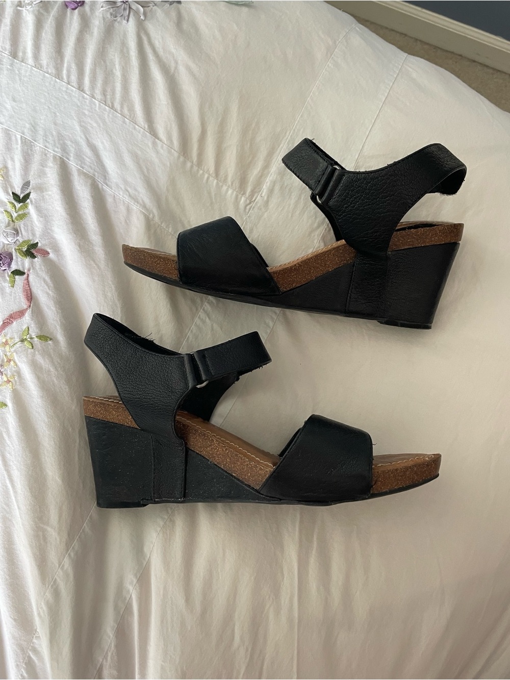 me too Black Open-Toe Leather Wedges